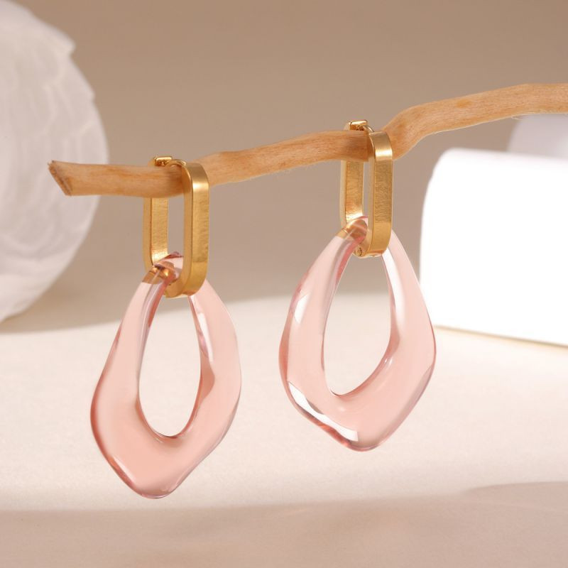 Стильные геометрические серьги с зелеными подвесками CJP83174