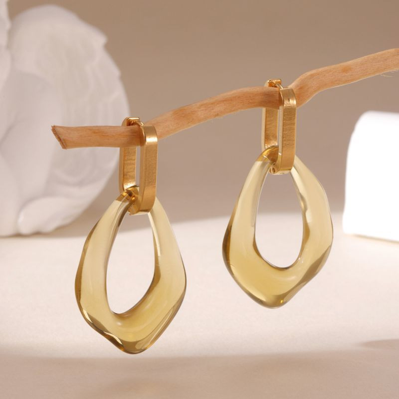 Стильные геометрические серьги с зелеными подвесками CJP83174