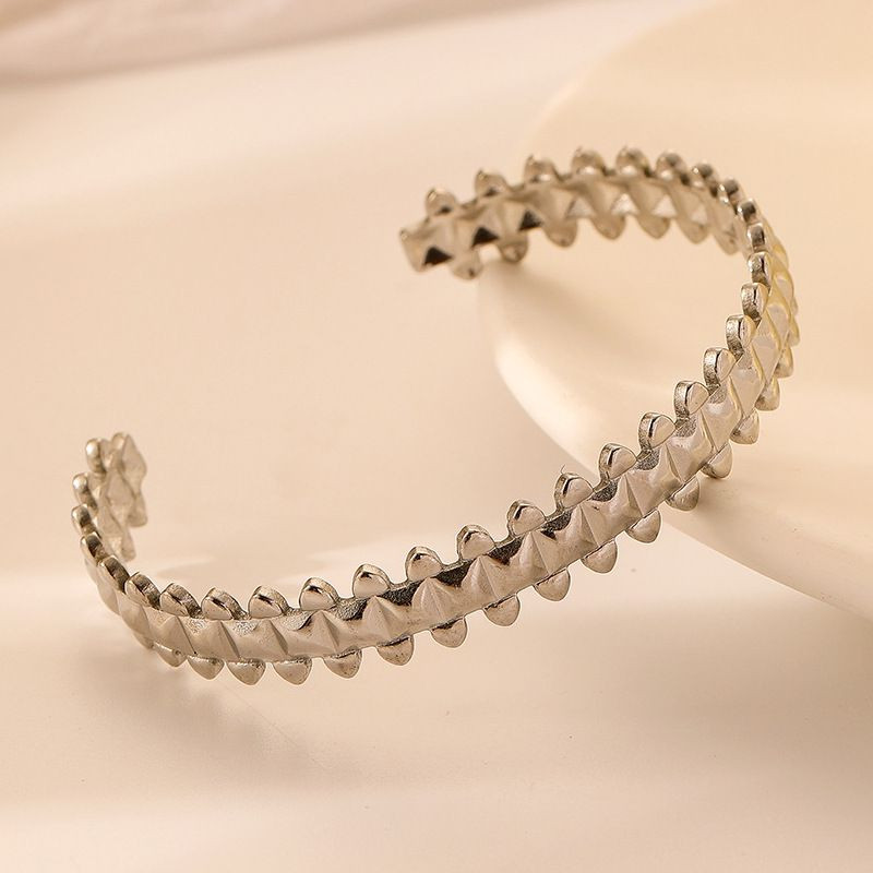 Жесткий браслет с ажурным плетением 1J12165CJJ