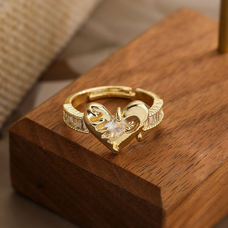 Кольцо с объемным сердцем и ажурным узором M94713