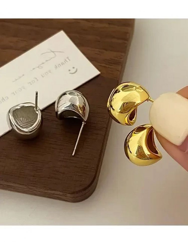 Золотистые серьги пусеты из латуни в форме объемных шариков 1J10122CJJ