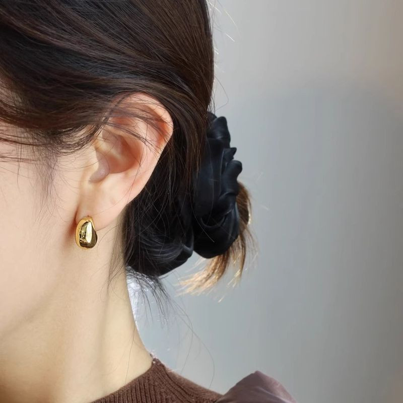 Золотистые серьги пусеты из латуни в форме объемных шариков 1J10122CJJ