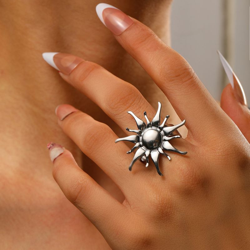 Массивное кольцо в форме сияющего солнца CJM03939