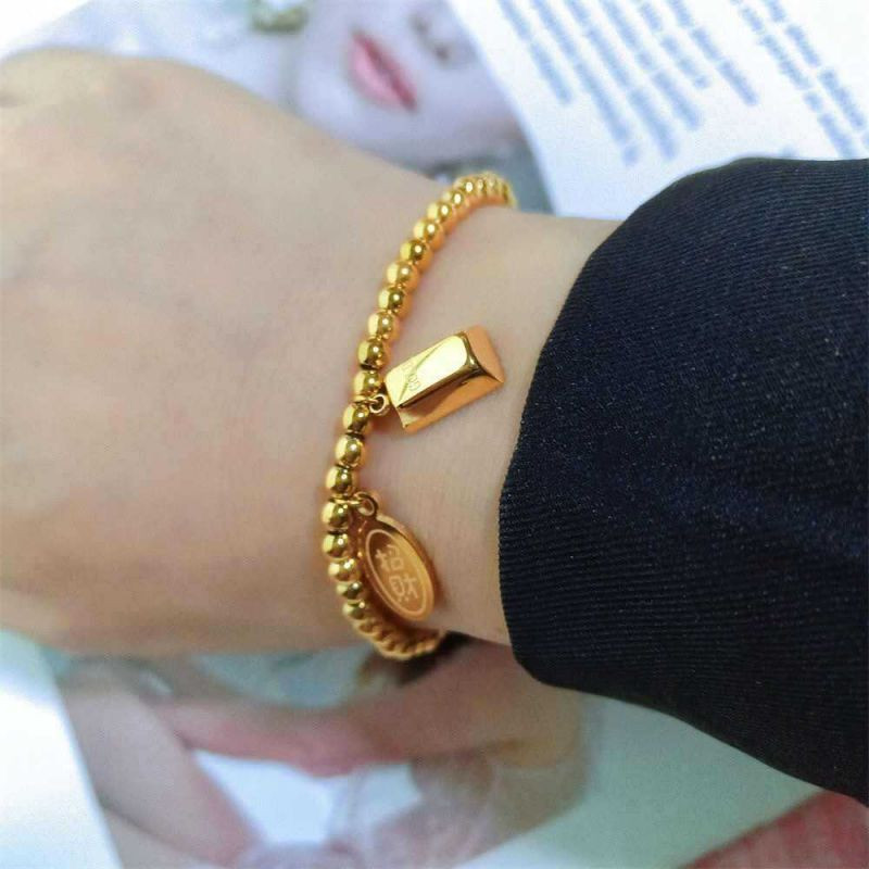 Браслет-цепочка из золотистых бусин с гравированными подвесками CJL11342