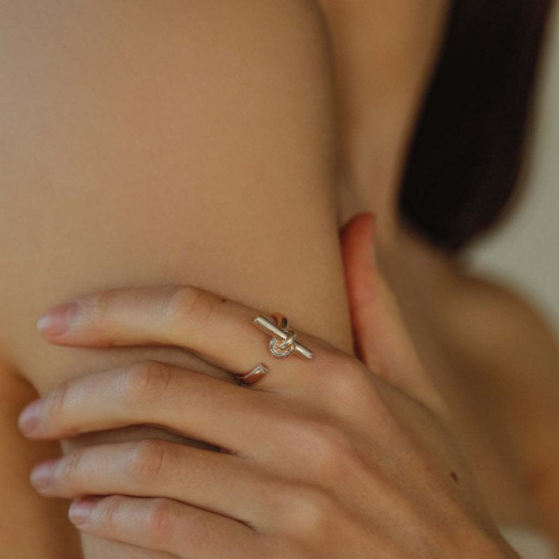 Минималистичное кольцо с узлом без вставок CJS97502 Минималистичное кольцо с узлом без вставок CJS97502