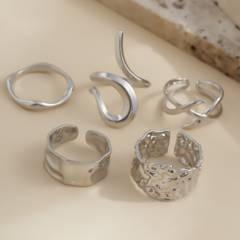 Сет серебристых колец с плетением и геометрическими линиями 1J11860CJJ