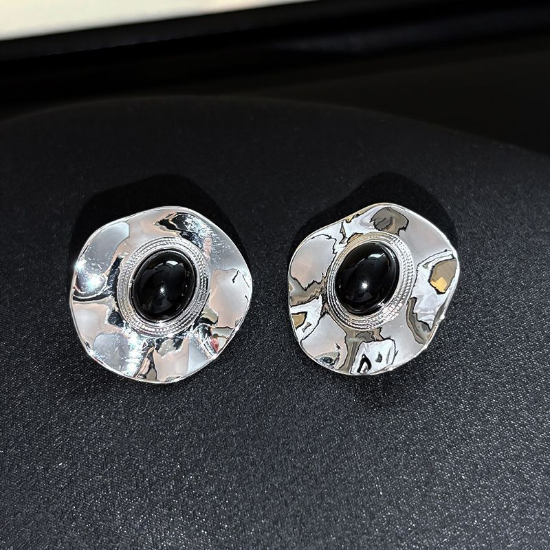 Серебристые серьги-пусеты с черным центром CJP80473
