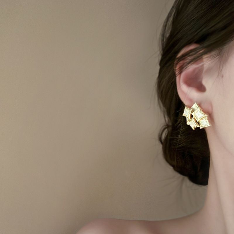 Геометрические серьги-пусеты Мозаика из светлых ромбов CJG56740