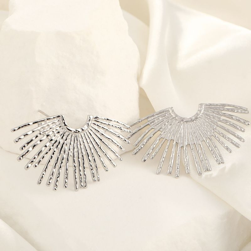 Серебристые ажурные серьги-веера CJH27592