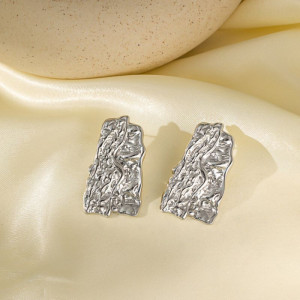 Серебристые прямоугольные серьги Мятый металл CJH31972