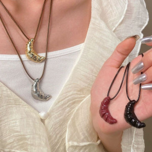 Длинная цепочка на шнурке с подвеской в форме полумесяца CJT11542