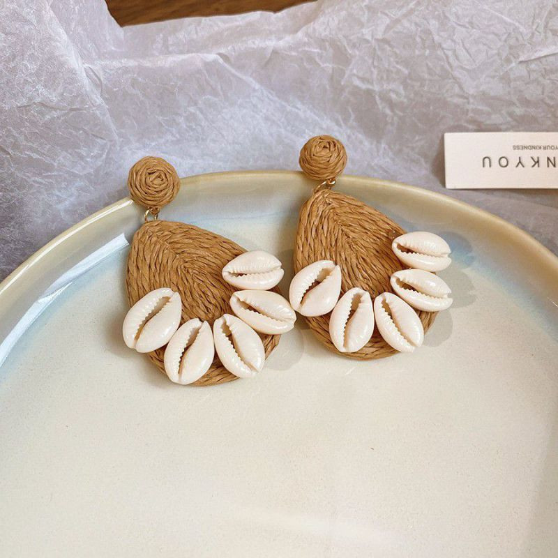 Массивные серьги кольца с плетением из рафии и ракушками CJN48559 Массивные серьги кольца с плетением из рафии и ракушками CJN48559