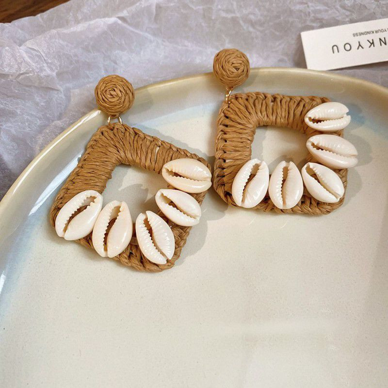 Массивные серьги кольца с плетением из рафии и ракушками CJN48559 Массивные серьги кольца с плетением из рафии и ракушками CJN48559