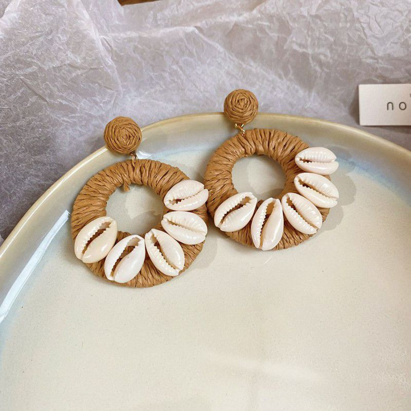 Массивные серьги кольца с плетением из рафии и ракушками CJN48559 Массивные серьги кольца с плетением из рафии и ракушками CJN48559