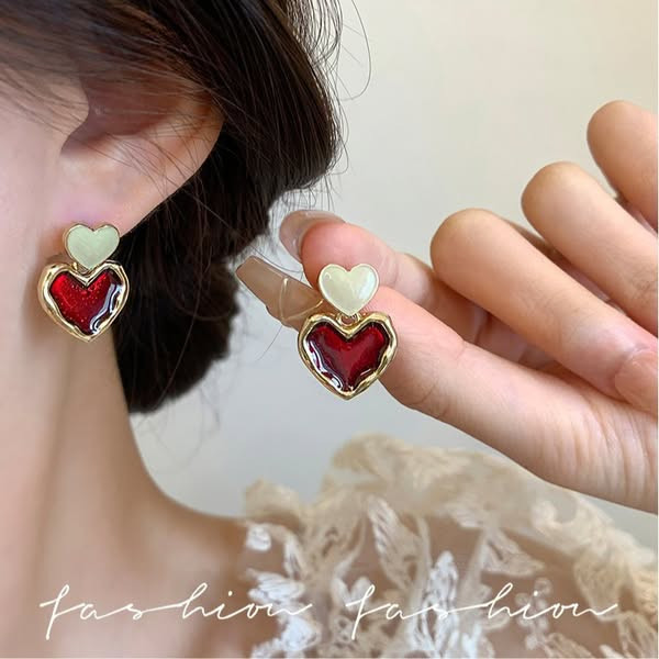Серьги-гвоздики из латуни золотые с красным сердцем J11578(в наличии в Москве)