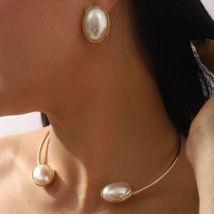 Колье-обруч тонкое серебристое с крупным жемчугом CJM07384