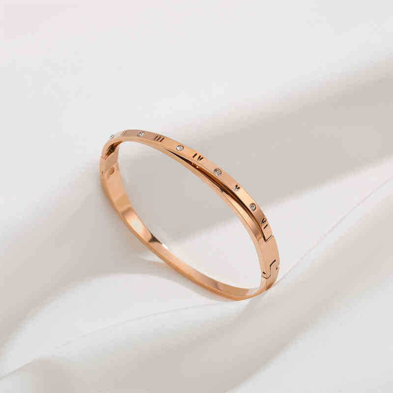 Браслет жесткий с римскими цифрами и кристаллами CJL11345