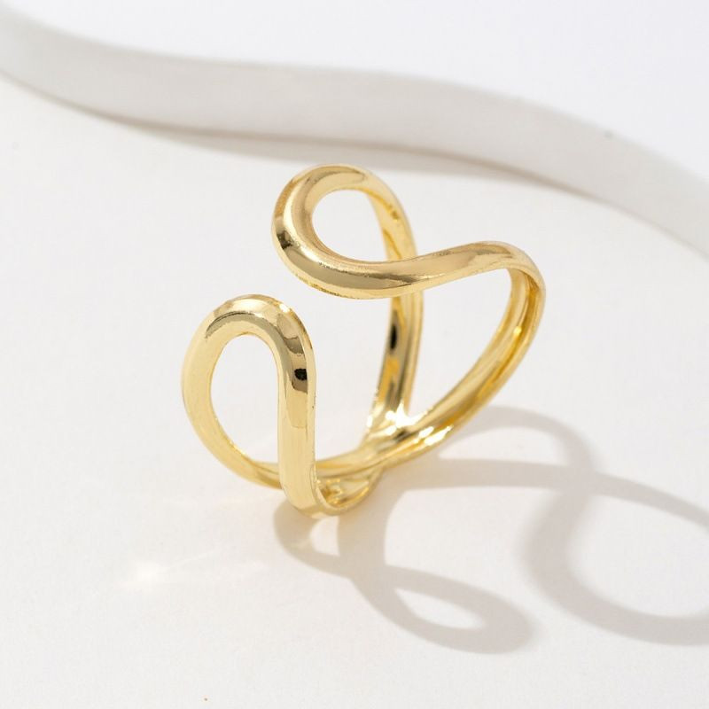 Кольцо асимметричное в виде закрученной ленты CJP89563