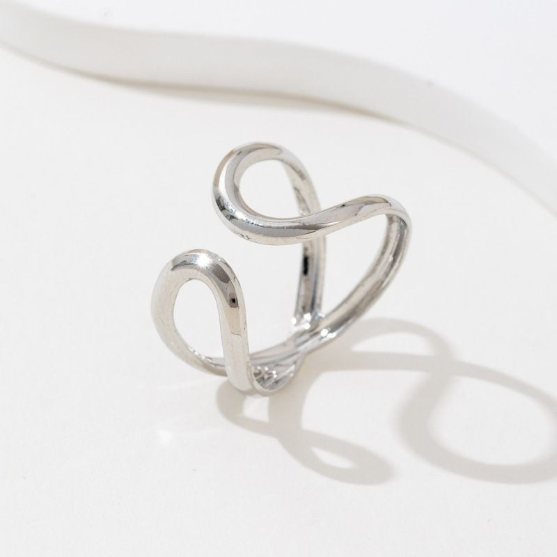 Кольцо асимметричное в виде закрученной ленты CJP89563