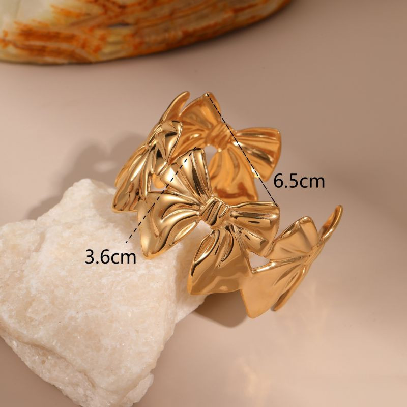 Браслет жесткий ажурный с растительными мотивами CJR63421