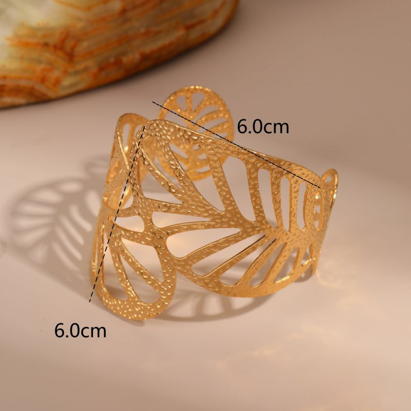 Браслет жесткий ажурный с растительными мотивами CJR63421