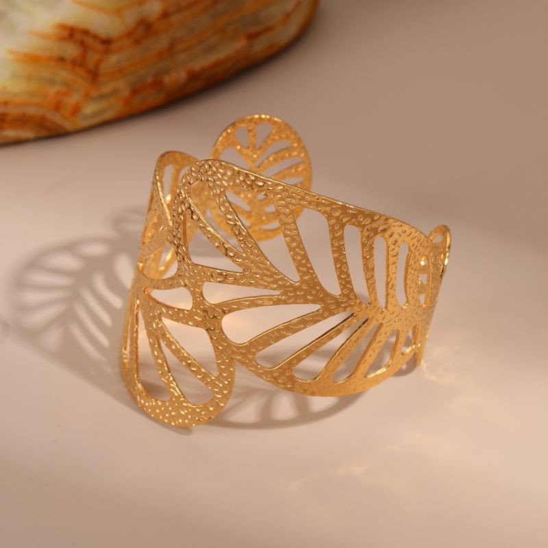 Браслет жесткий ажурный с растительными мотивами CJR63421