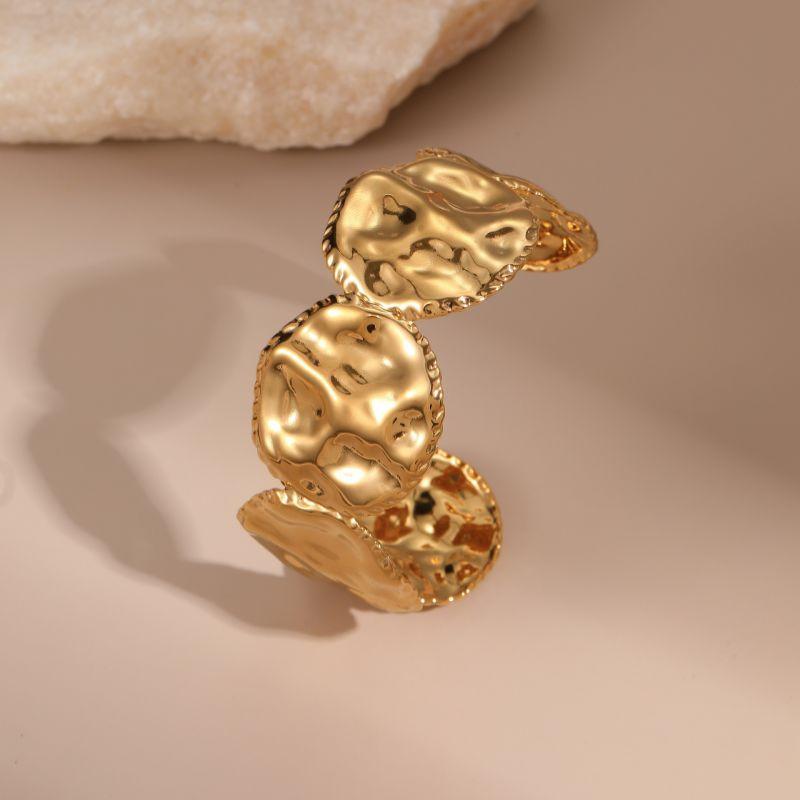 Браслет жесткий ажурный с растительными мотивами CJR63421