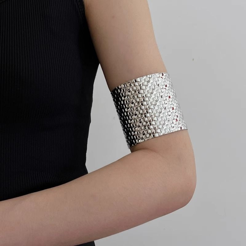 Браслет жесткий широкий кафф с перфорацией CJL26472 Браслет жесткий широкий кафф с перфорацией CJL26472