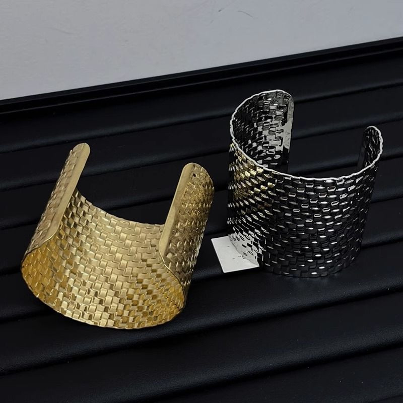 Браслет жесткий широкий кафф с перфорацией CJL26472 Браслет жесткий широкий кафф с перфорацией CJL26472