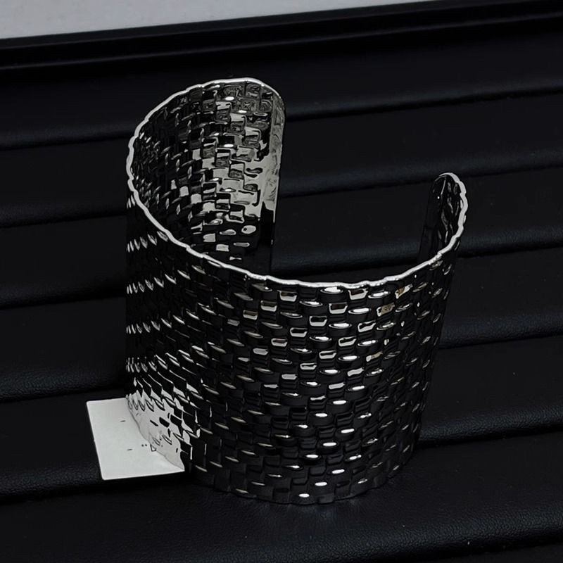 Браслет жесткий широкий кафф с перфорацией CJL26472 Браслет жесткий широкий кафф с перфорацией CJL26472