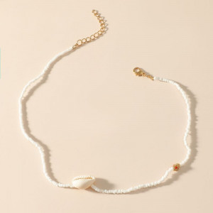 Тонкая нить жемчуга с золотистыми металлическими вставками CJL30129