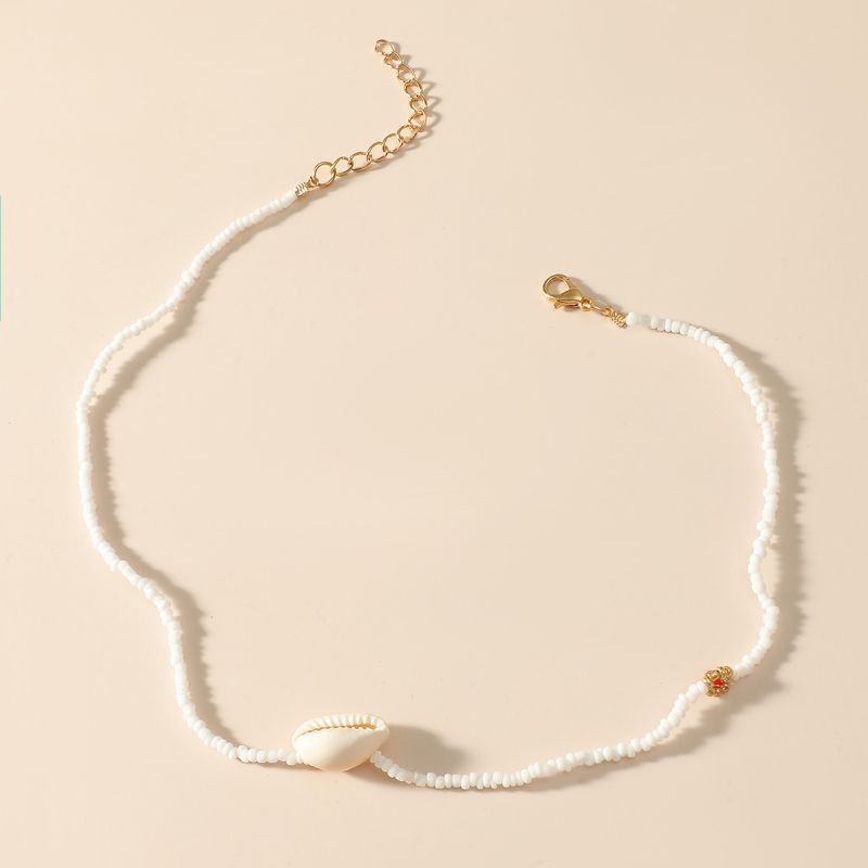 Тонкая нить жемчуга с золотистыми металлическими вставками CJL30129