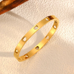 Браслет жесткий с декоративными вырезами в форме сердец CJL19779