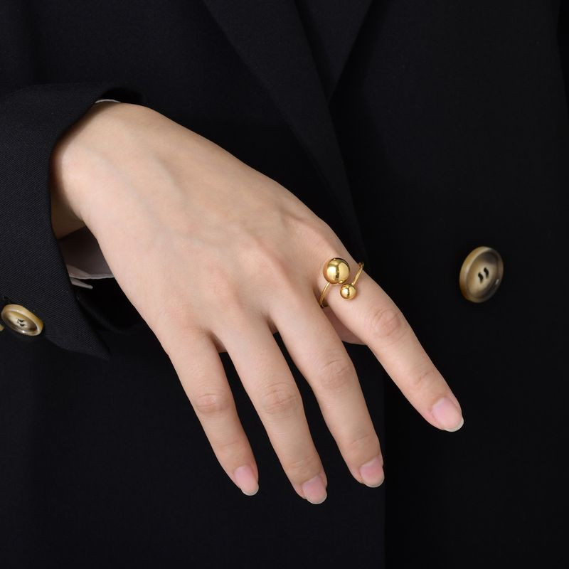 Золотистое разомкнутое кольцо с двумя металлическими сферами 1J12351CJJ Золотистое разомкнутое кольцо с двумя металлическими сферами 1J12351CJJ