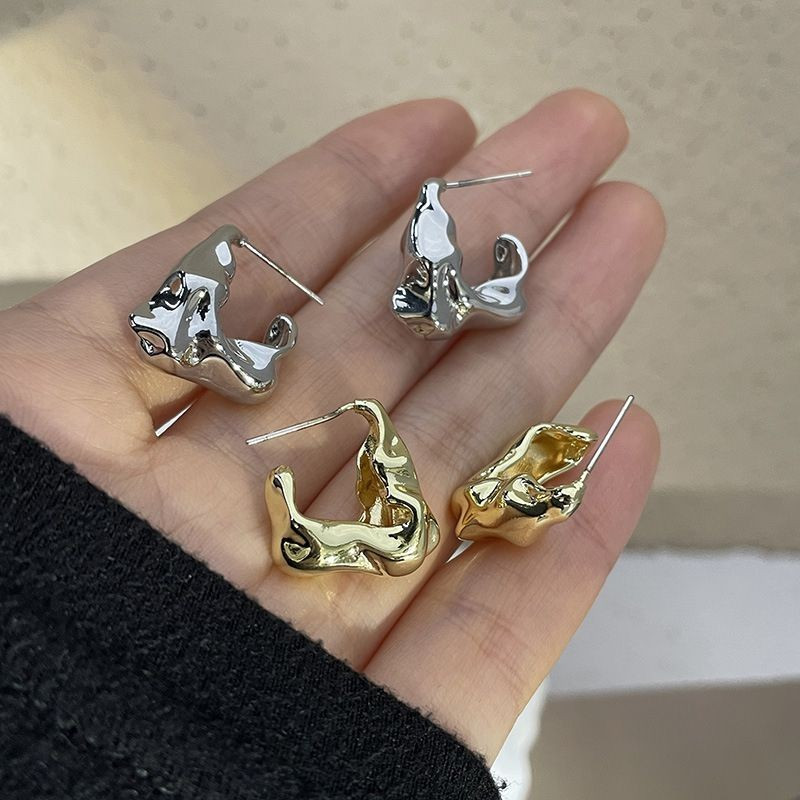 Серебристые серьги-конго с эффектом мятого металла N46131 Серебристые серьги-конго с эффектом мятого металла N46131