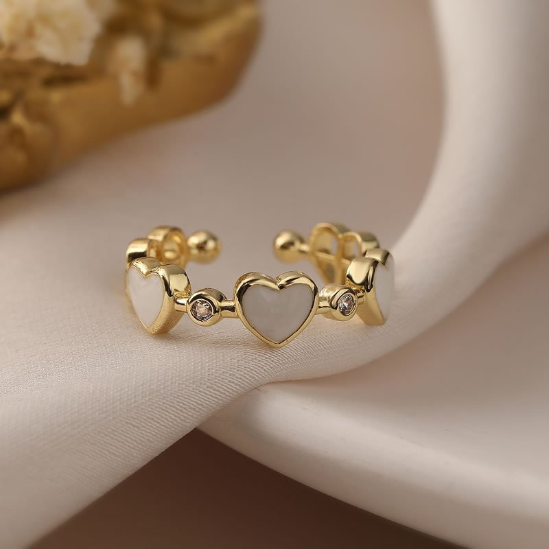 Кольцо с дорожкой из трех сердец и перламутром N78329 Кольцо с дорожкой из трех сердец и перламутром N78329