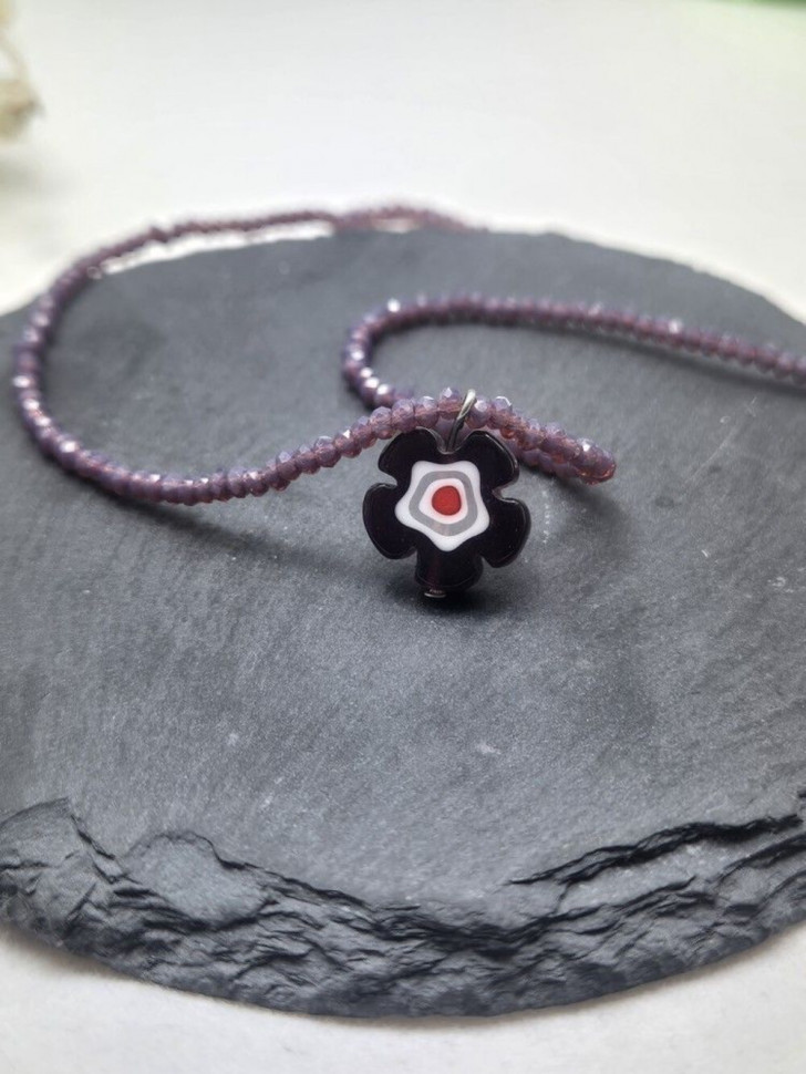 Бусы из темного бисера с подвеской в виде цветка J11255CJJ