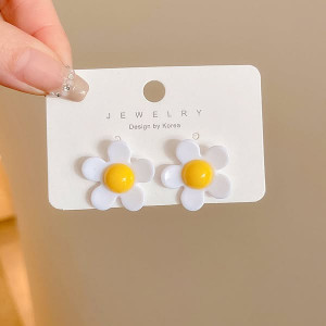 Серьги-гвоздики из пластика цветок белые лепестки J11580(в наличии в Москве)