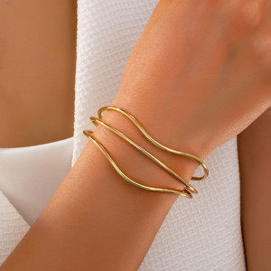 Браслет жесткий тройной с волнообразным дизайном CJM14411