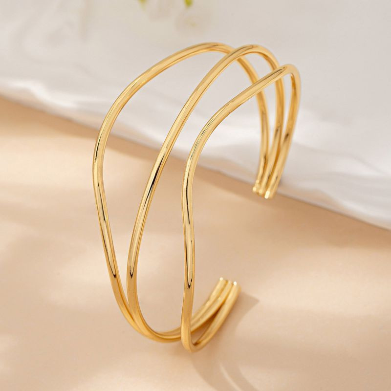 Браслет жесткий тройной с волнообразным дизайном CJM14411