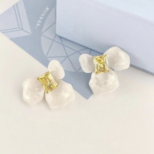 Изысканные серьги-пусеты лепестки с кристаллом CJN92016