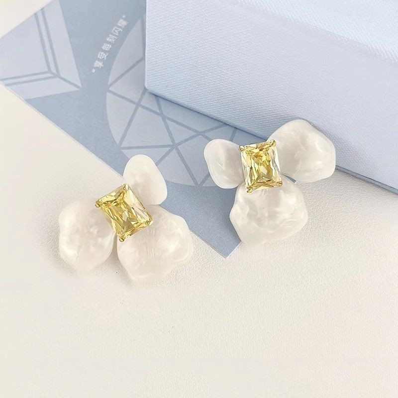 Изысканные серьги-пусеты лепестки с кристаллом CJN92016