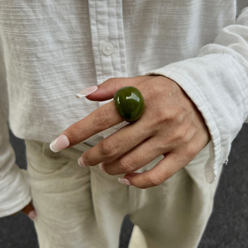 Кольцо с крупным темным сферическим элементом CJP36086