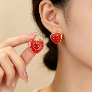 Красные серьги с сердцем CJZ56380