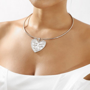 Колье-обруч золотистое с крупной подвеской в форме сердца CJJ04152