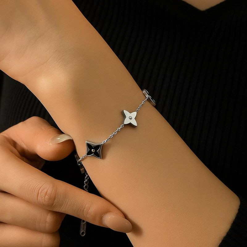 Браслет-цепочка с контрастными четырехлистниками 1J12161CJJ Браслет-цепочка с контрастными четырехлистниками 1J12161CJJ