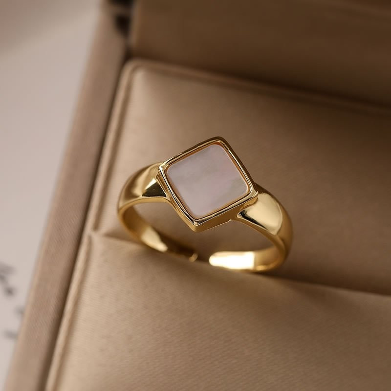 Золотистое кольцо с ромбом из перламутра N78330