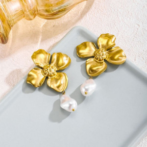 Золотистые серьги-цветы с жемчугом CJH63075 Золотистые серьги-цветы с жемчугом CJH63075