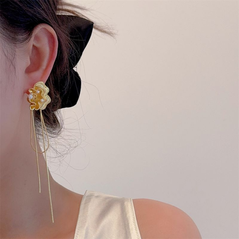 Длинные серебристые серьги с цветами и тонкими цепями CJL14726