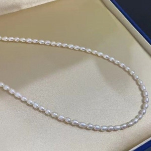 Классическое колье из мелкого белого жемчуга с гладкой текстурой J11256CJJ Классическое колье из мелкого белого жемчуга с гладкой текстурой J11256CJJ